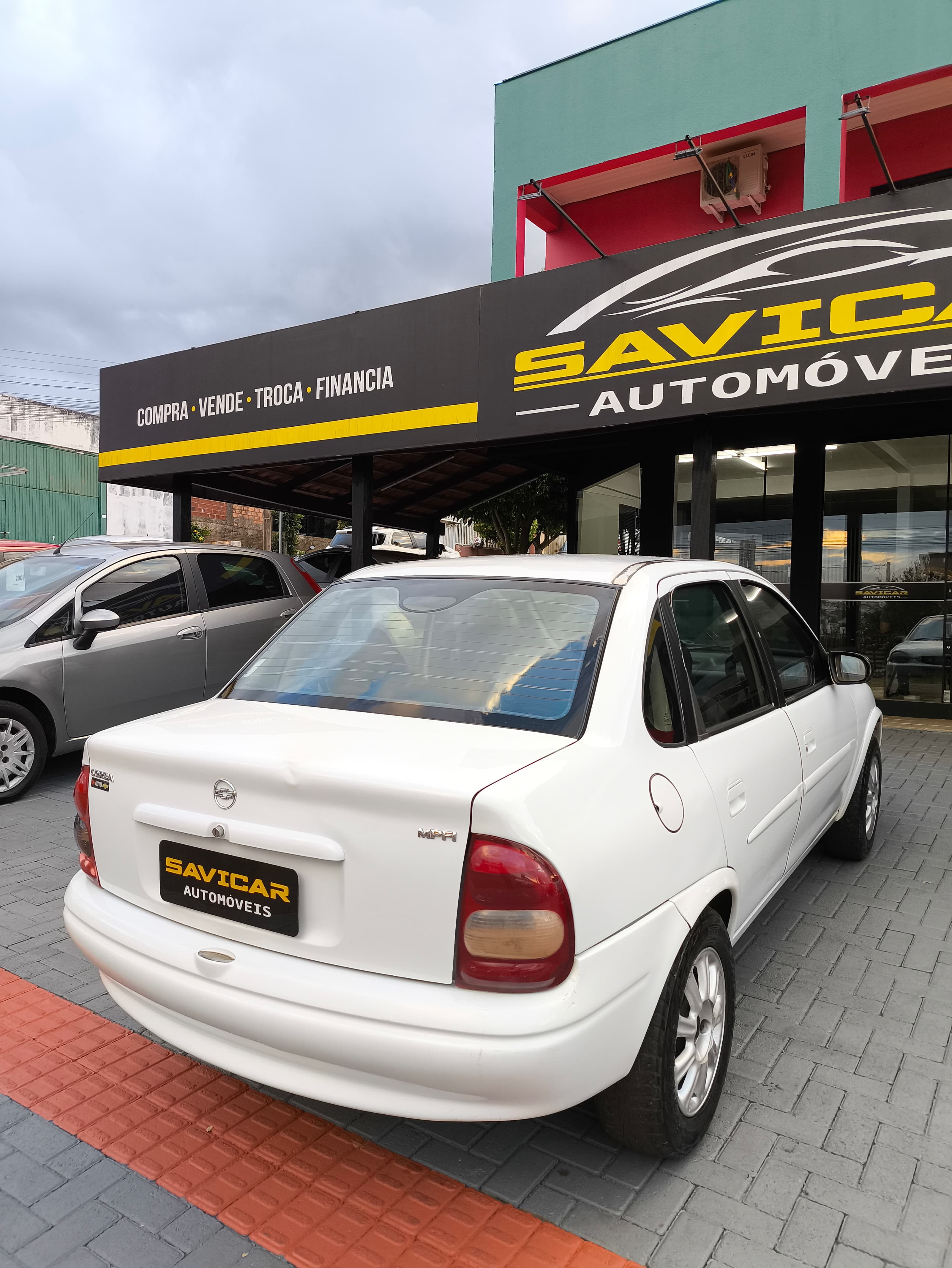 GM CORSA SEDAN BÁSICO 